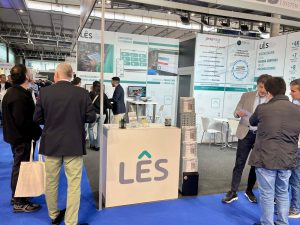 VISITANTES EN EL STAND